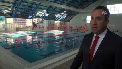 Engellerini yüzerek aşıyorlar