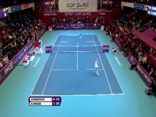 Sharapova yarı finalde!