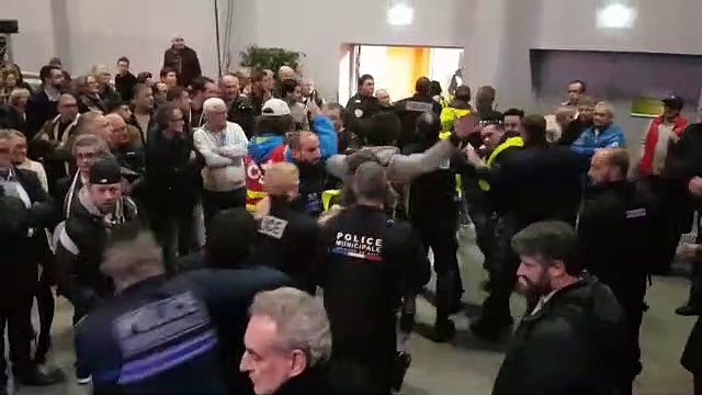 Vœux du maire à Montélimar : des gilets jaunes évacués de la salle par la police