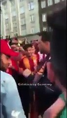 Galatasaray’lı taraftarların arasına giren Alman polisi, Almanca üçlü çektirdi
