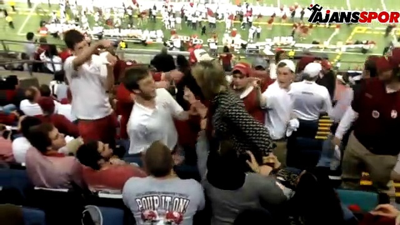 Kadın taraftar uçan yumrukla tribünü karıştırdı