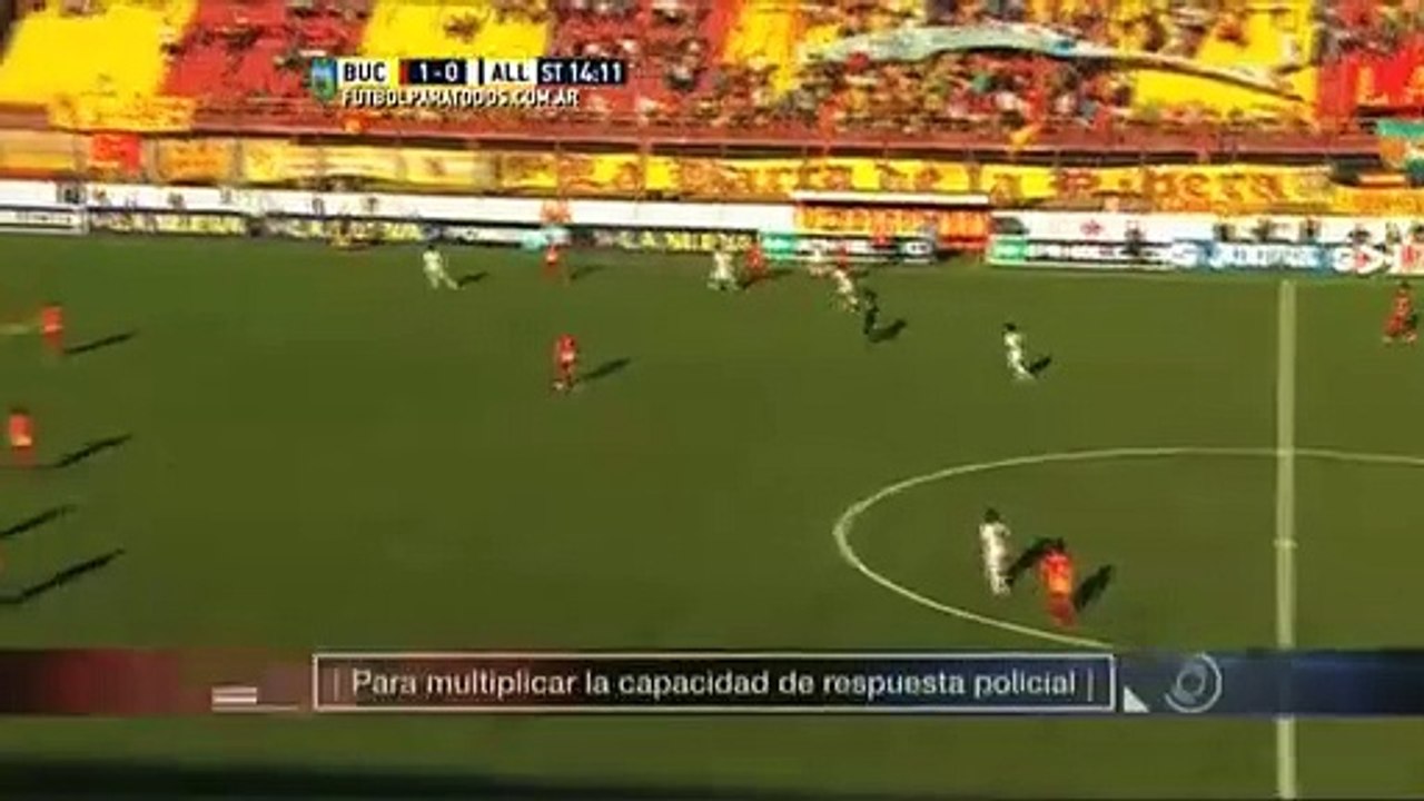 Kaleciden inanılmaz hareket! Rakip forvetin üstüne bastı...