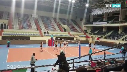 voleybol maçında kızını izleyen anne, sinirlerine hakim olamayınca sahaya terlik fırlattı