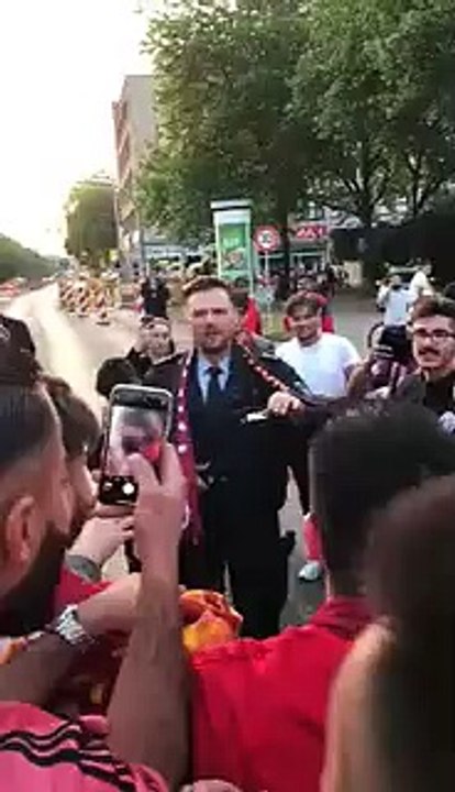 Alman polis üçlü çektiriyor