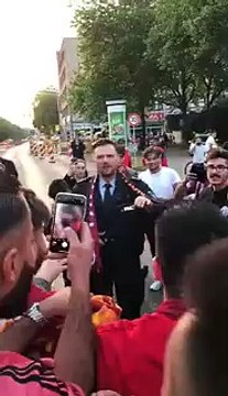 Alman polis üçlü çektiriyor