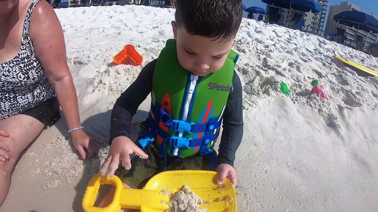 Caleb & Daddy Play In The Ocean with Sea Turtles and Crabs! Caleb Pretend Play