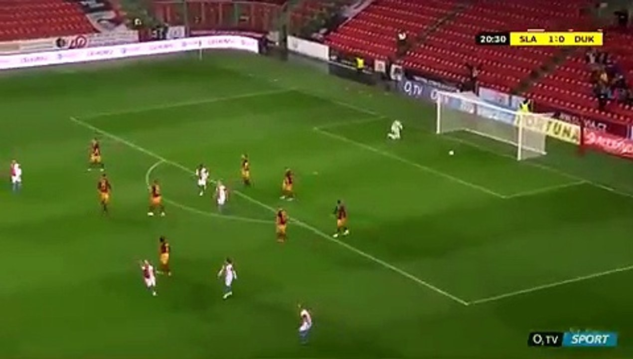 Slavia Prag forması giyen Fenerbahçe'nin eski futbolcusu Miroslav Stoch'un Dukla Prag'a attığı harika gol