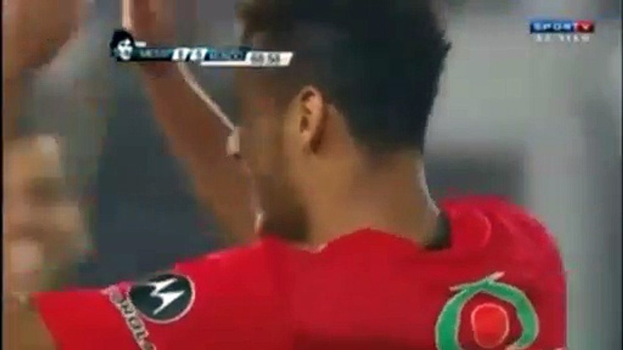 Neymar orta sahadan aşırttı! Harika gol...