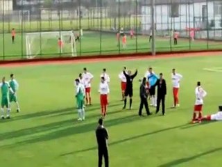 OLAY! Kırmızı kart gören oyuncusunu tokatladı!