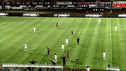 Sakatlanan futbolcuyu yerlerde sürükledi!