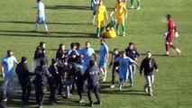 Saha Görevlisi futbolcuya saldırdı