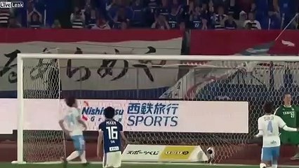 Kırmızı kart gören oyuncu önüne gelene saldırdı