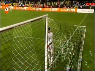 Volkan tribünden atılan pet şişeye çok sinirlendi!