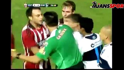 Hakem sarı kartı yardımcısına verdi ve...
