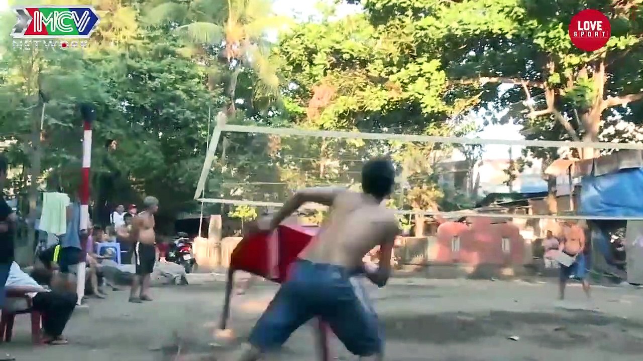 [THỂ THAO ĐỘC LẠ] Đánh bóng chuyền bằng bàn nhựa, ván gỗ ở Sài Gòn
