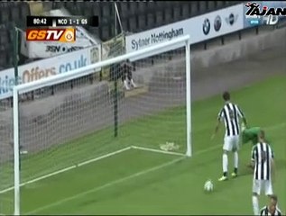 Gelişine vurdu! Ama topa değil... Kalecinin kafasına!