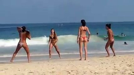 Rio sahillerinde seksi futbol şov!