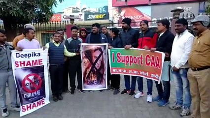 इंदौर में छपाक का विरोध, टॉकीज के बाहर जलाए फ़िल्म के बैनर पोस्टर