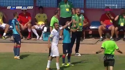 Teknik direktör, futbolcuya faul yaparsa...