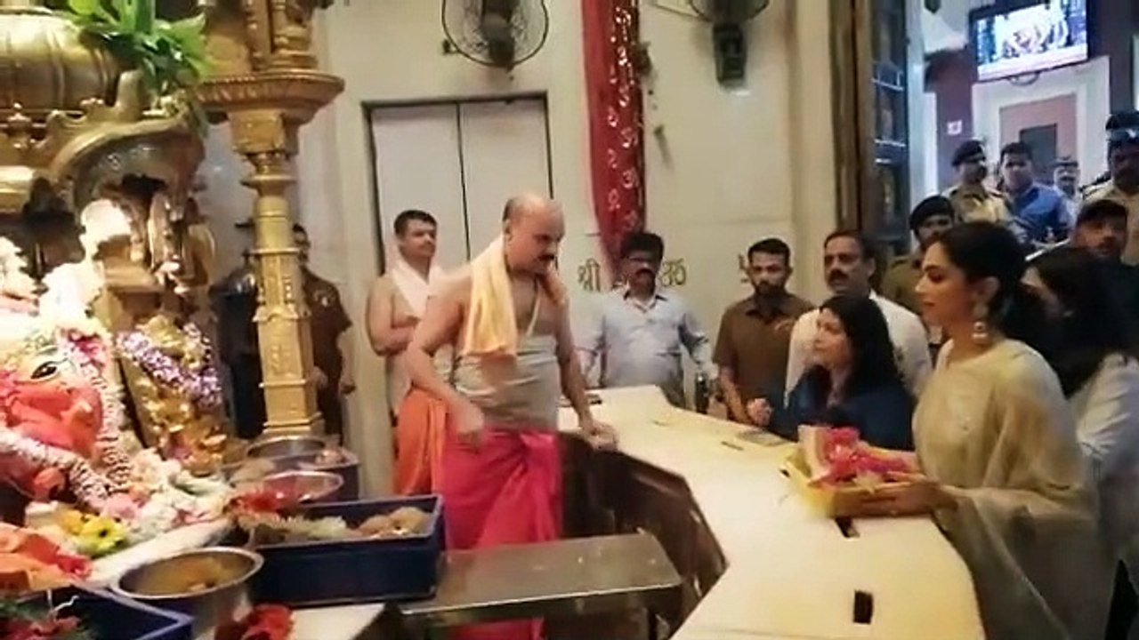 दीपिका ने सिद्धिविनायक पहुंचकर 'छपाक' की सफलता के लिए प्रार्थना की, देशभर से मिला रहा अच्छा रिस्पांस