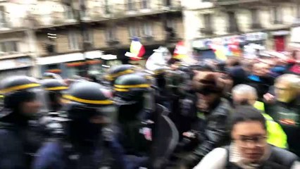 Francia: dopo 35 giorni di sciopero, riprendono le trattative Macron-sindacati