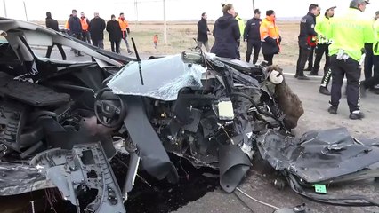 Servis minibüsü ile otomobil çarpıştı: 16 yaralı