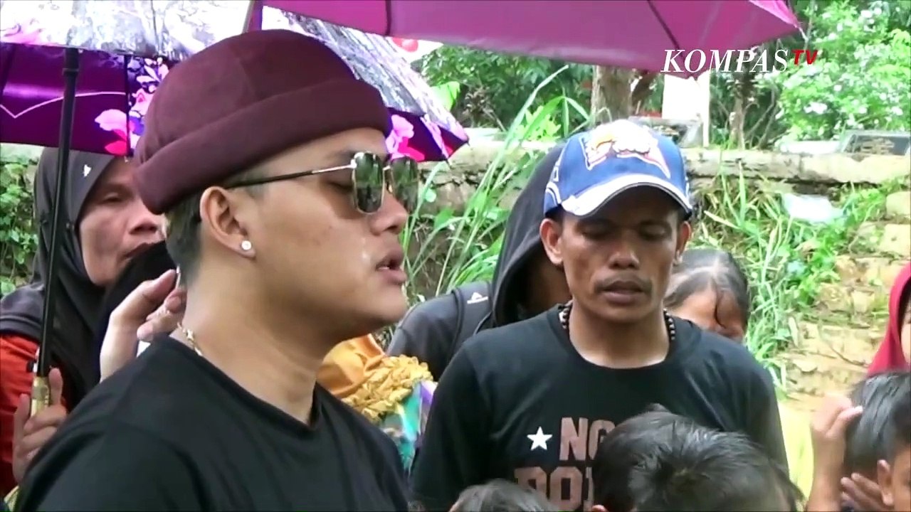 Tangis Rizky Febian di Makam Baru Ibunya, Lina Mantan Istri Sule