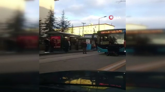 Tekerlekli sandalyesiyle engelli olduğu için alınmadığı halk otobüsünün önünü böyle kesti
