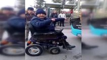 Tekerlekli sandalyesiyle alınmadığı halk otobüsünün önünü kesti