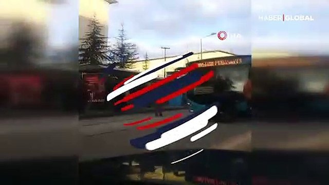Engelli olduğu için alınmadığı halk otobüsünün önünü tekerlekli sandalyesiyle kesti