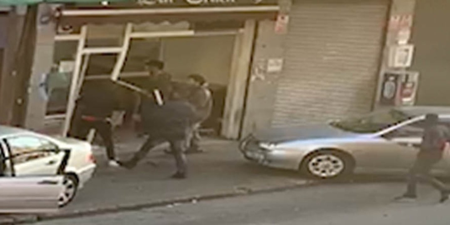Cataluña sin ley: bestial pelea entre bandas con armas blanca, hachas y palos en un bar de Badalona
