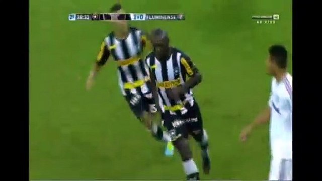 Seedorf ceza sahası dışından tam köşeye!