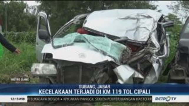 Minibus Tabrak Truk di Tol Cipali, Dua Orang Tewas