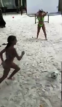 Beşiktaş’tan eski yıldızı Dusko Tosic’in eşi Jelena Karleusa, plaj futbolu oynadı!