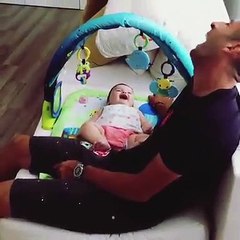 Fenerbahçenin Şilili sağ beki Mauricio Isla ve çocuğu