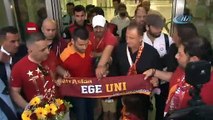 İzmir'de Galatasaray'a coşkulu karşılama!