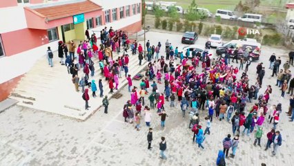 Köy okullarındaki çocukları unutmadılar, okulda sevinç çığlıkları yaşandı