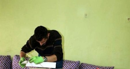 Kızı için bu kez kırık elbise dolabından tekne yaptı