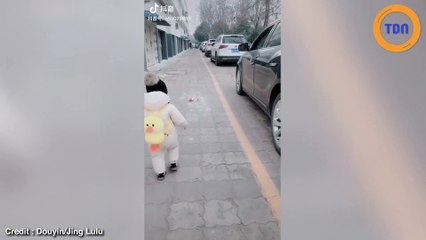 Cette jeune fille va donner une leçon à cet automobiliste !