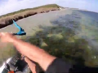 Un kitesurfeur saute un bras de terre de 140m