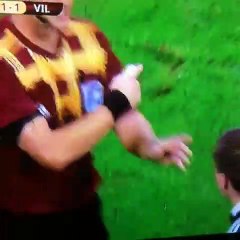 Sahada telefon bulan hakem ne yapacağını şaşırdı!