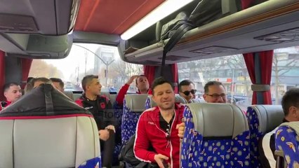 Pikante nga ndeshja e yjeve! Altin Çaklli dhe Klodian Duro, batuta në autobusin e ish-futbollistëve