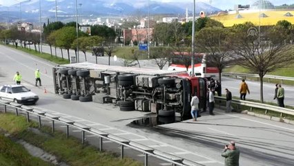 Télécharger la video: Devrilen elma yüklü tır trafiği aksattı