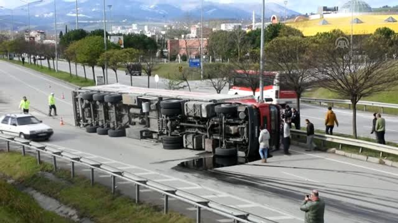 Devrilen elma yüklü tır trafiği aksattı