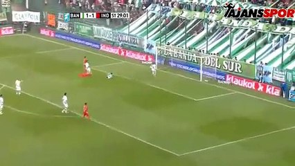 Kaleciyi geçti boş kaleye dışarı attı!