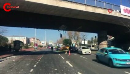 Beşiktaş'ta vinç üst geçide çarptı