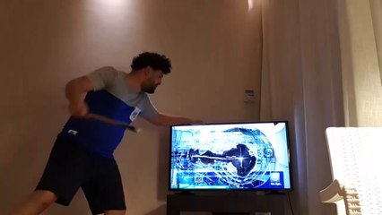 Marsilya taraftarı televizyonunu parçalayıp nehre attı