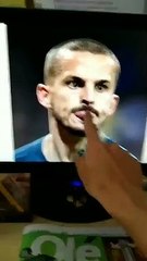 Bir River taraftarı, finalde kendilerine gol atıp dilini çıkaran Benedetto’yu kullanarak gazete okuyor