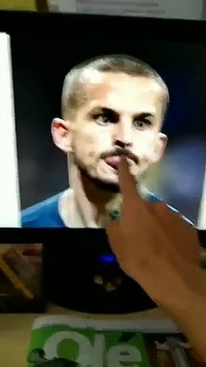 Bir River taraftarı, finalde kendilerine gol atıp dilini çıkaran Benedetto’yu kullanarak gazete okuyor