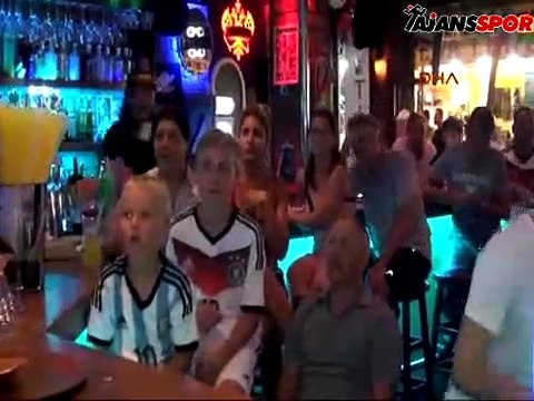 Alman turistler kupa sevincini ekran başında yaşadı!